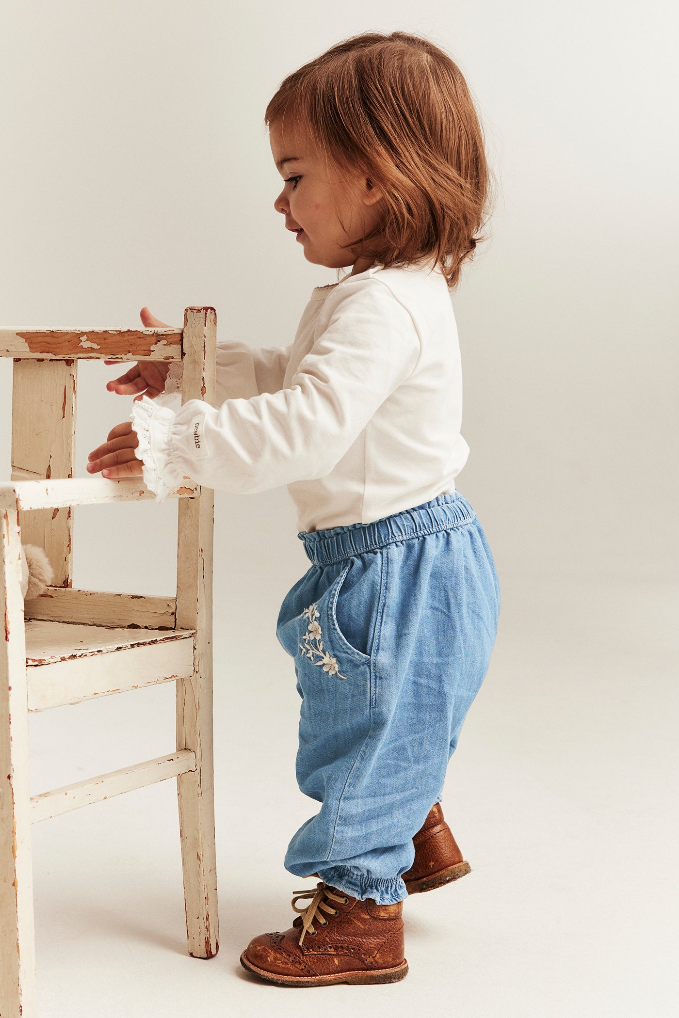 Baby blue denim trousers with floral embroidery – Newbie