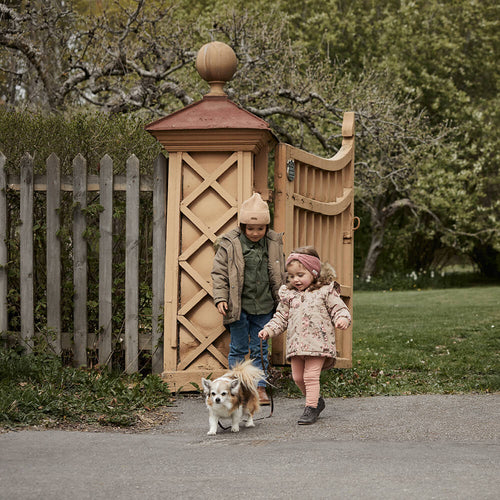 kids out on a walk dressed in autumn jackets and accessoires