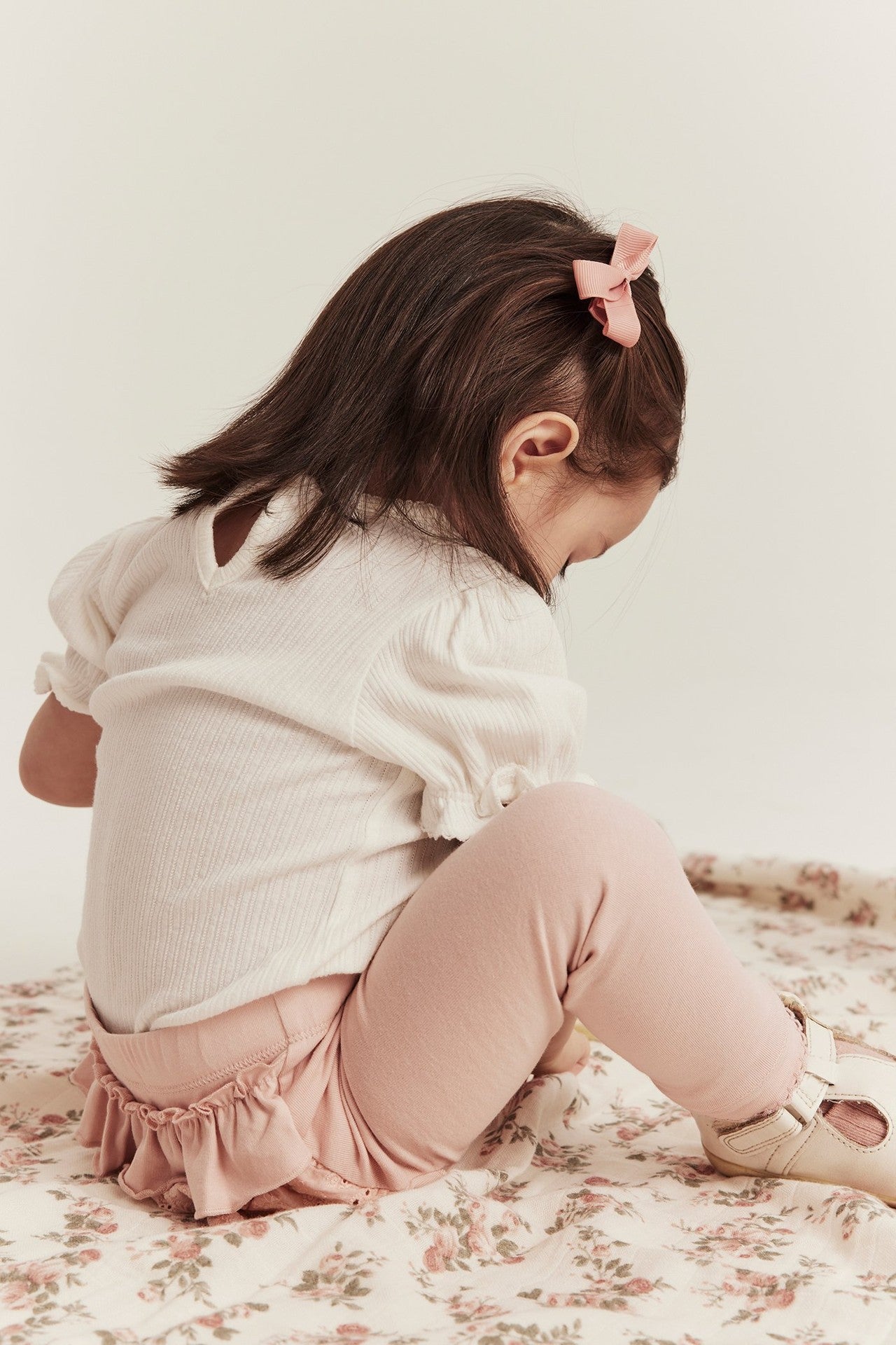 Baby light pink leggings with ruffles