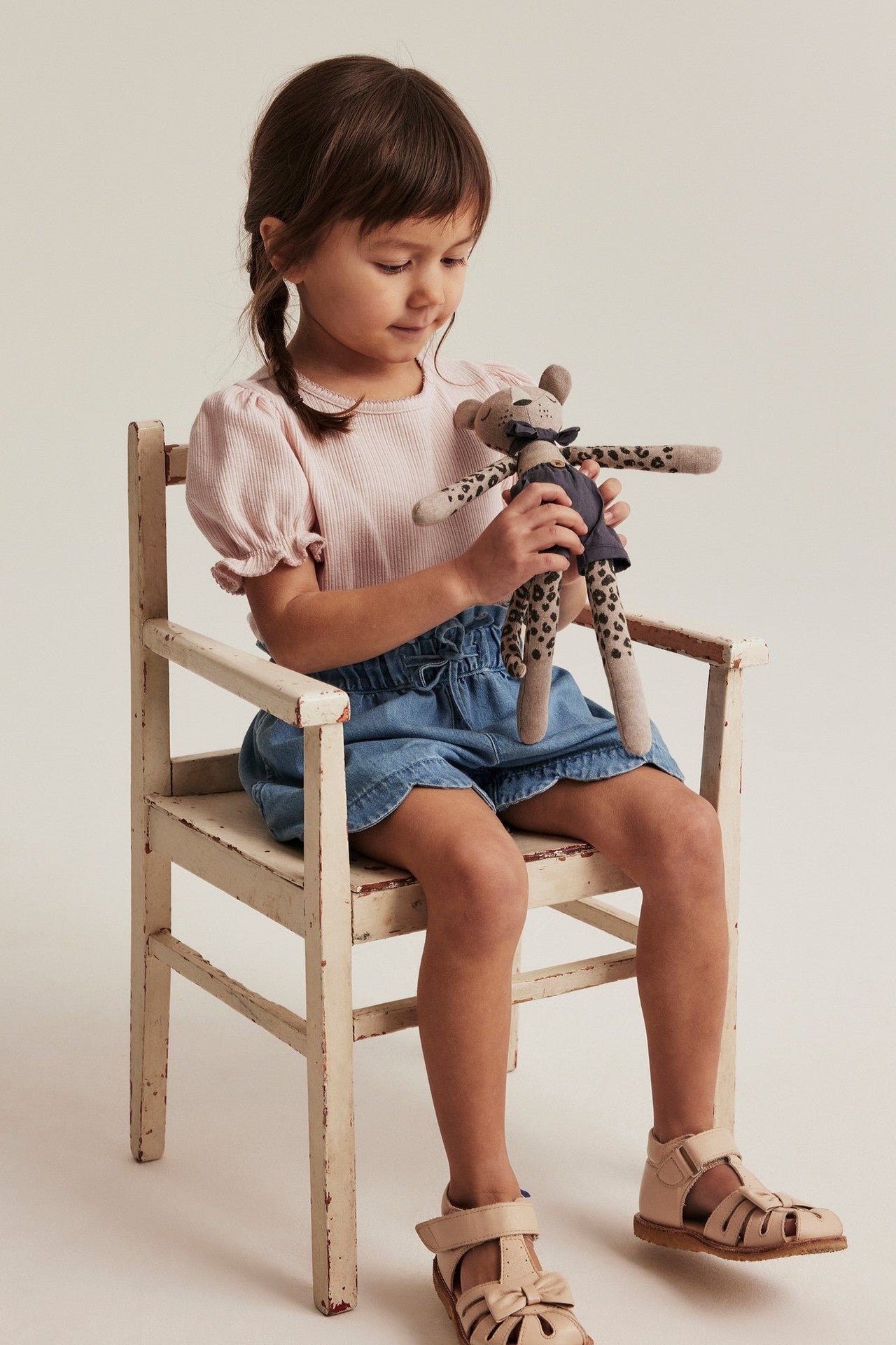 Kids' pink top with puff sleeves