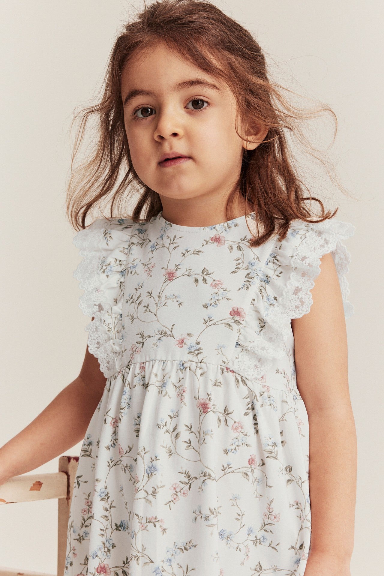 Kids´ white floral short-sleeved dress