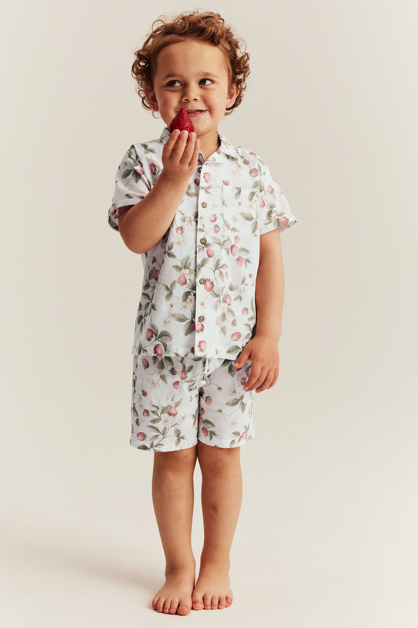 Kids' white shorts with strawberries