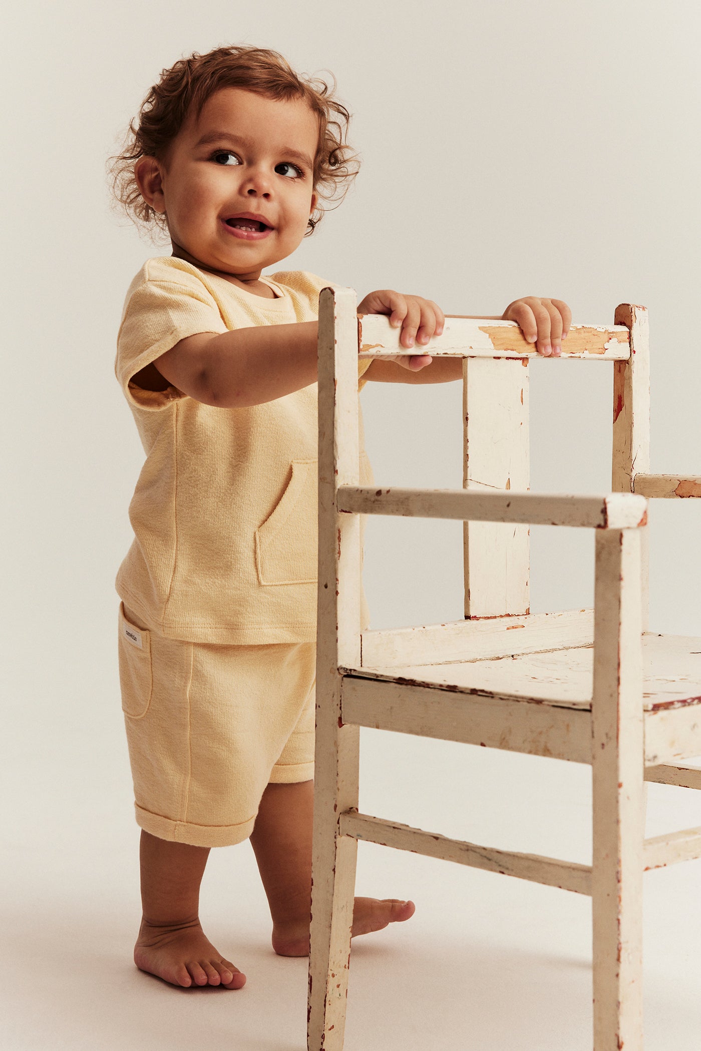 Baby yellow t-shirt with bumblebee