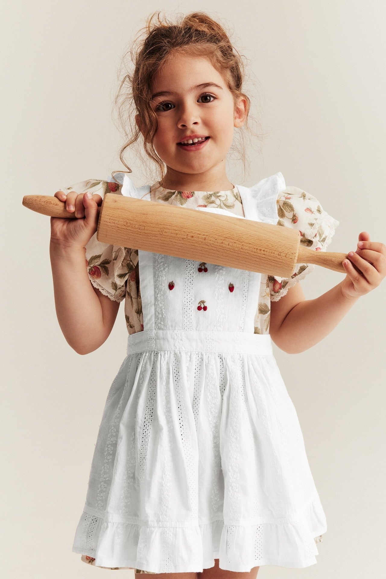 Kids´ white embroidery berry apron