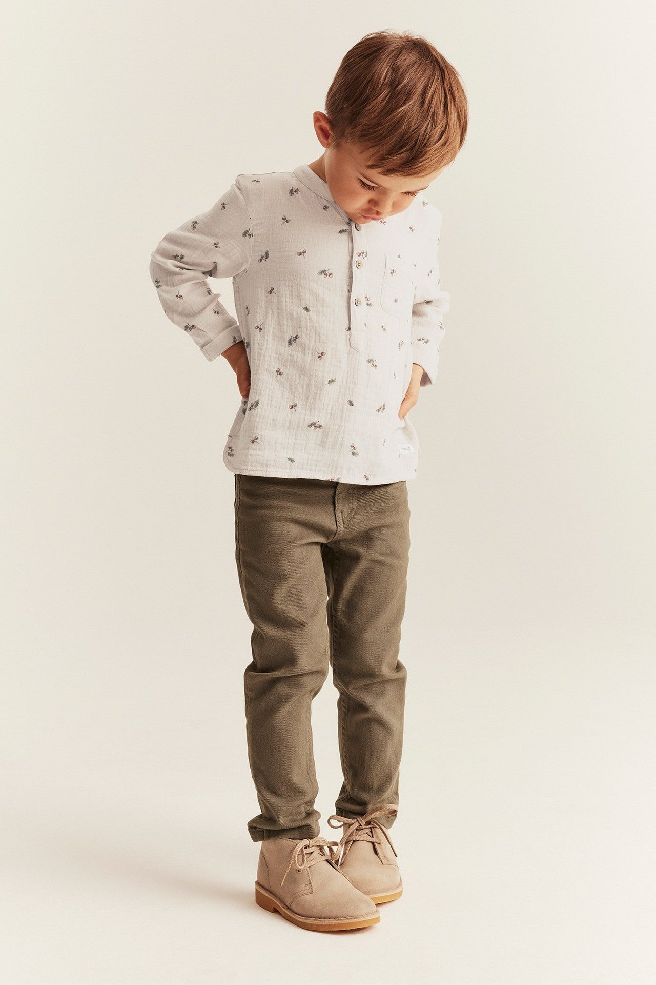 Kids beige muslin shirt with acorns