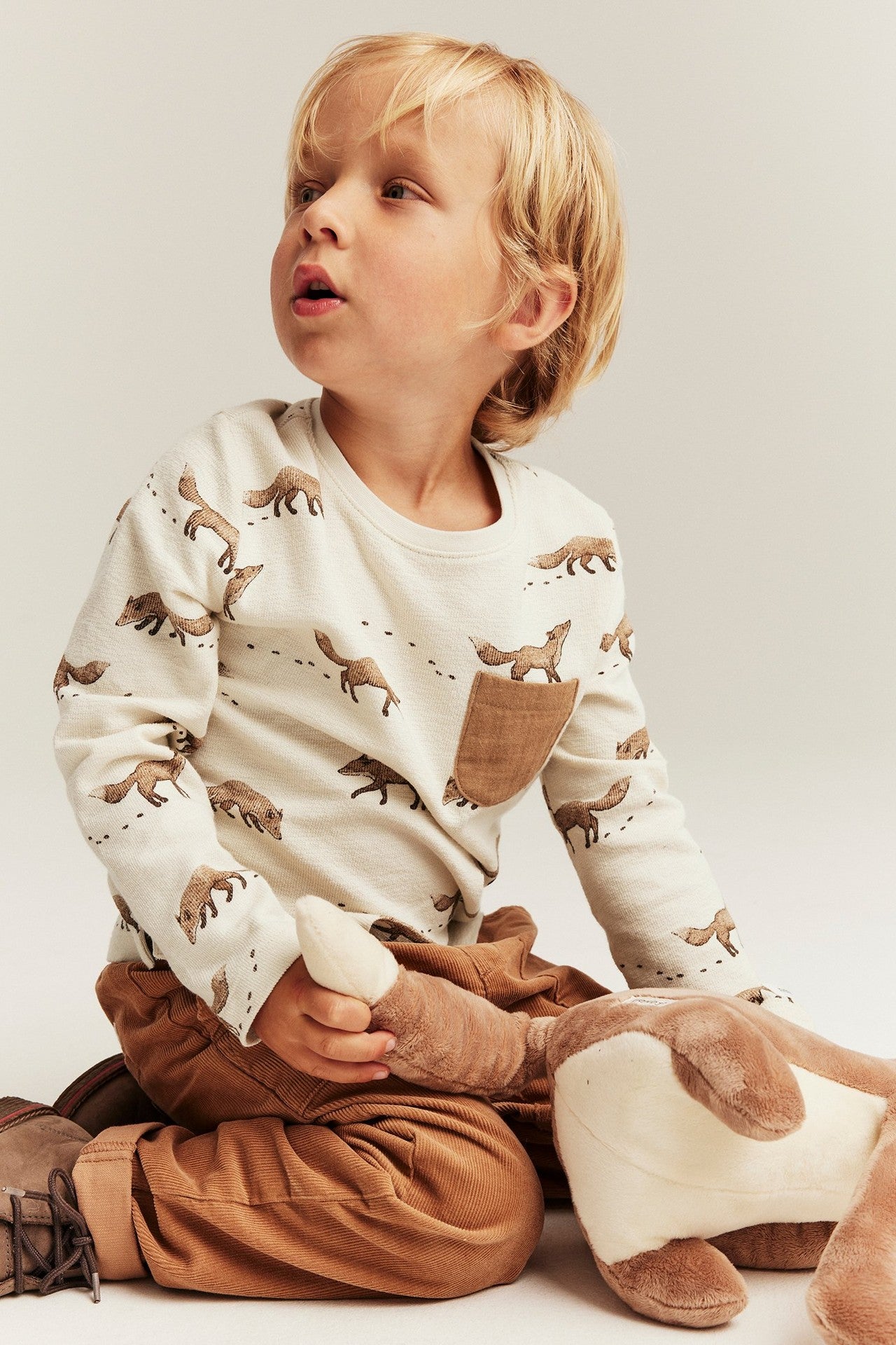 Kids beige top with foxes