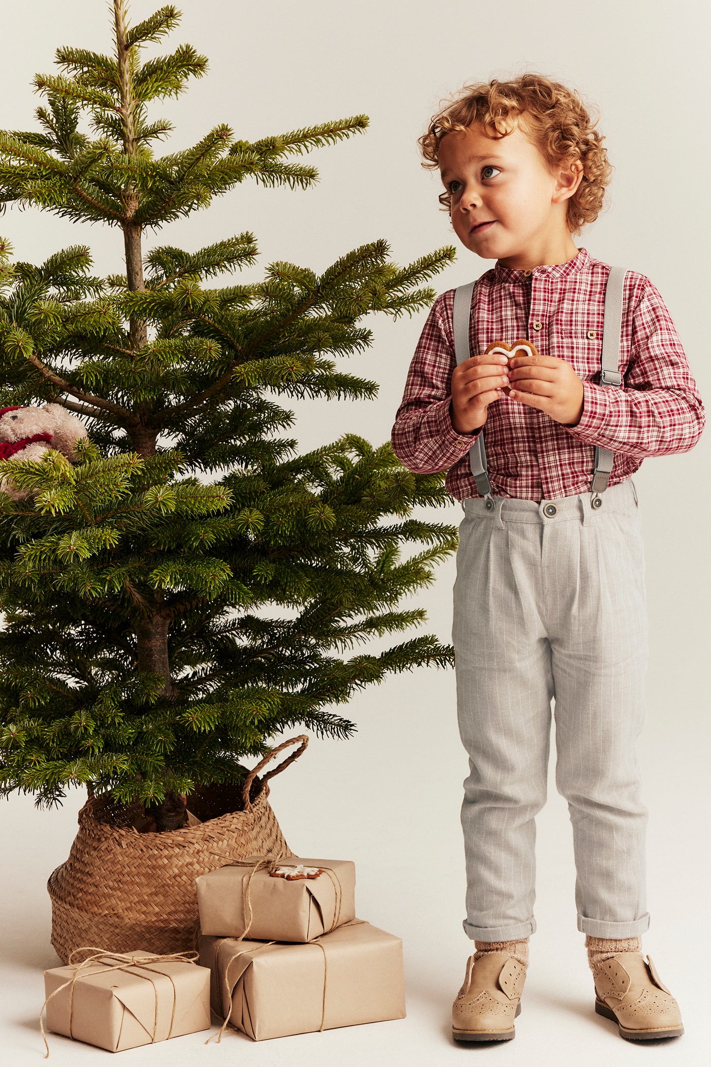 Kids' beige trousers with suspenders