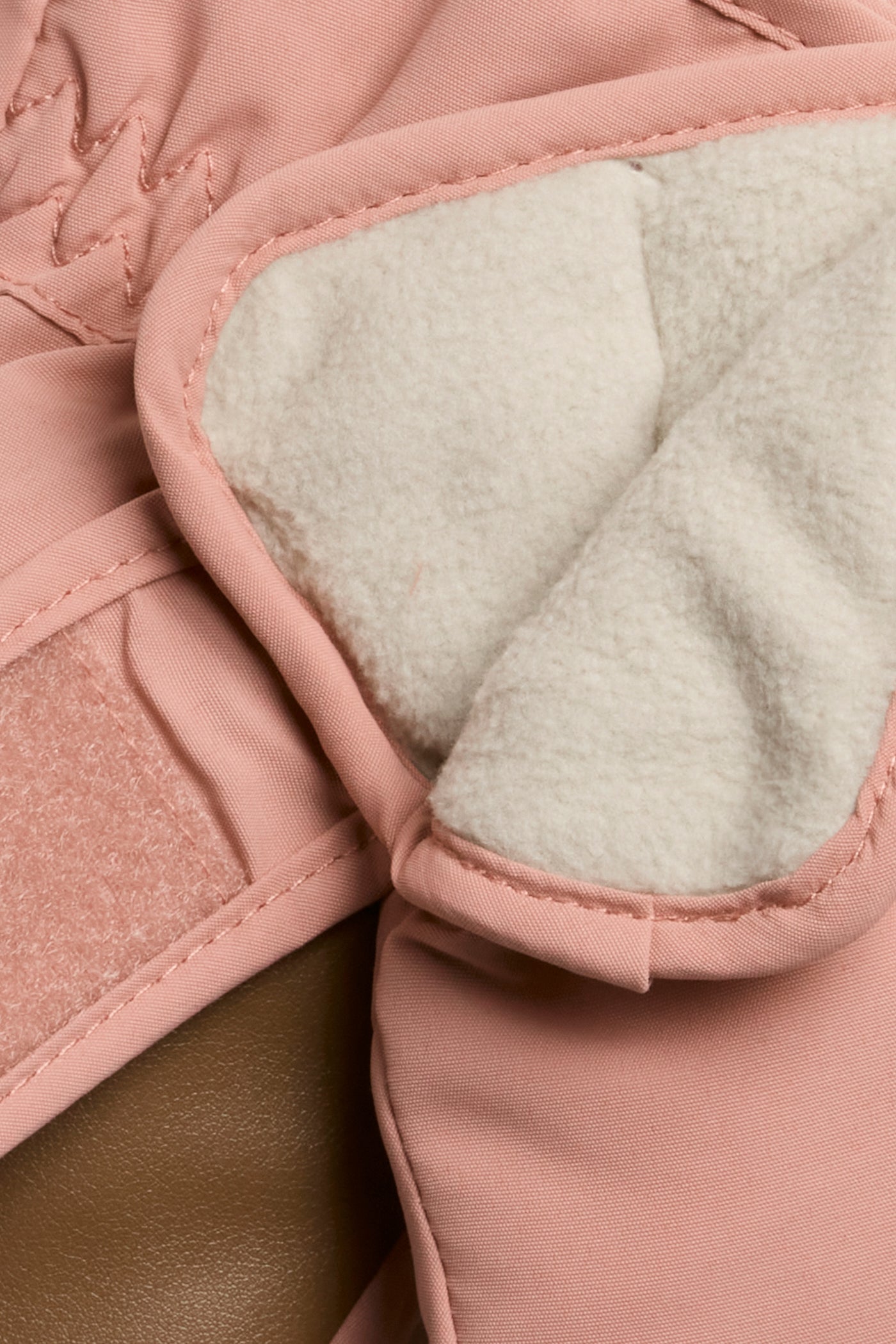 Kids’ pink water-repellent mittens