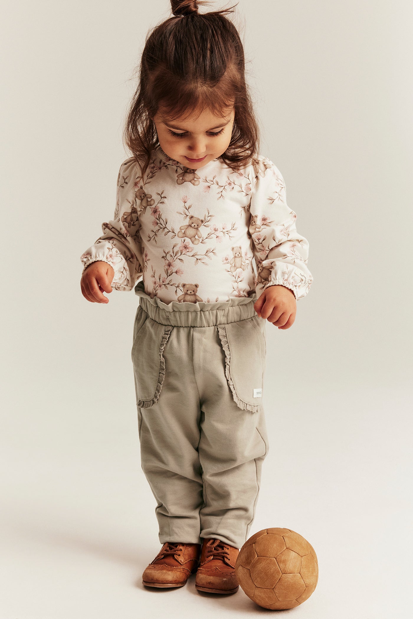 Baby beige joggers with lace details