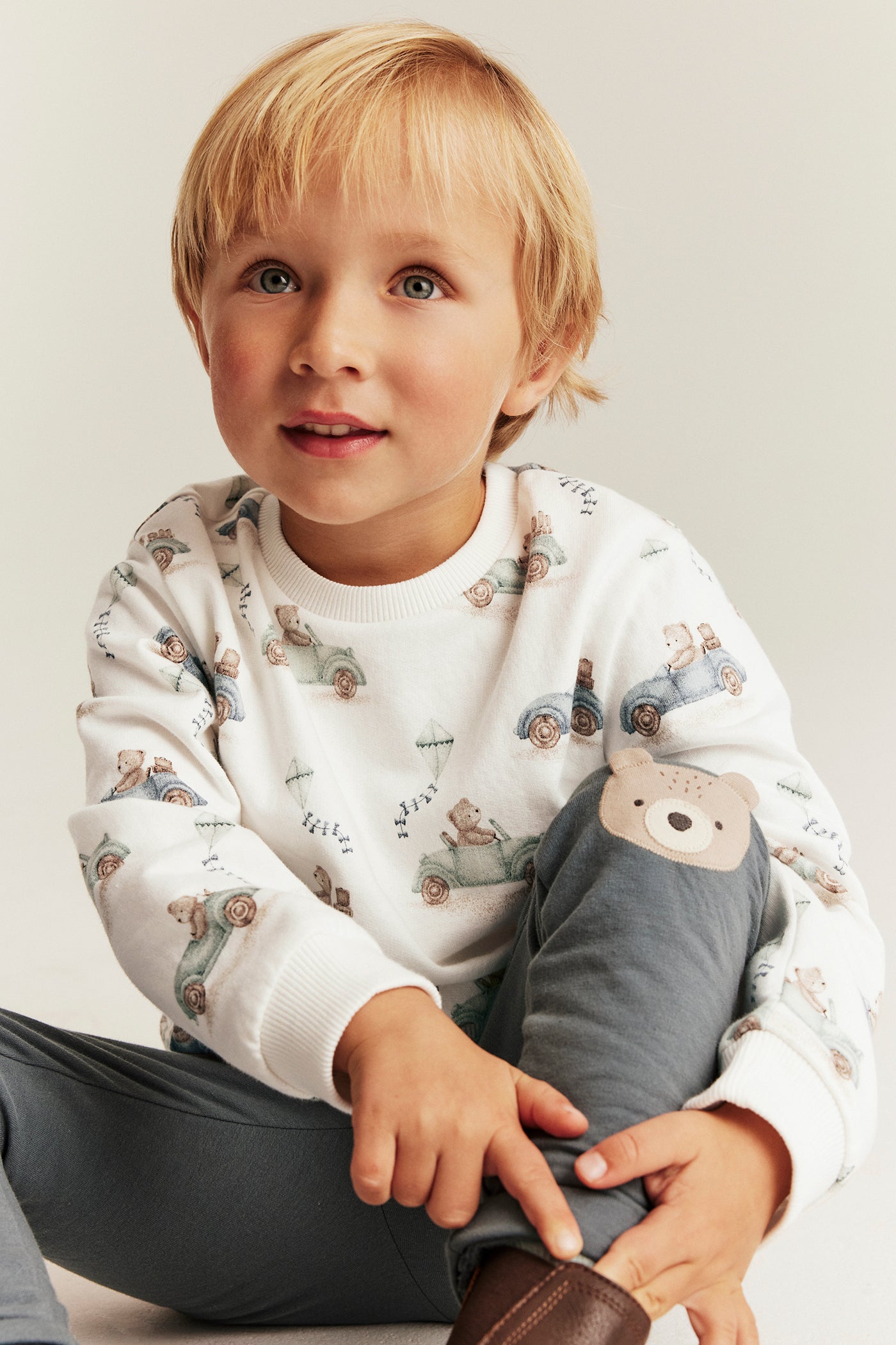 Baby & kids white sweatshirt with car print