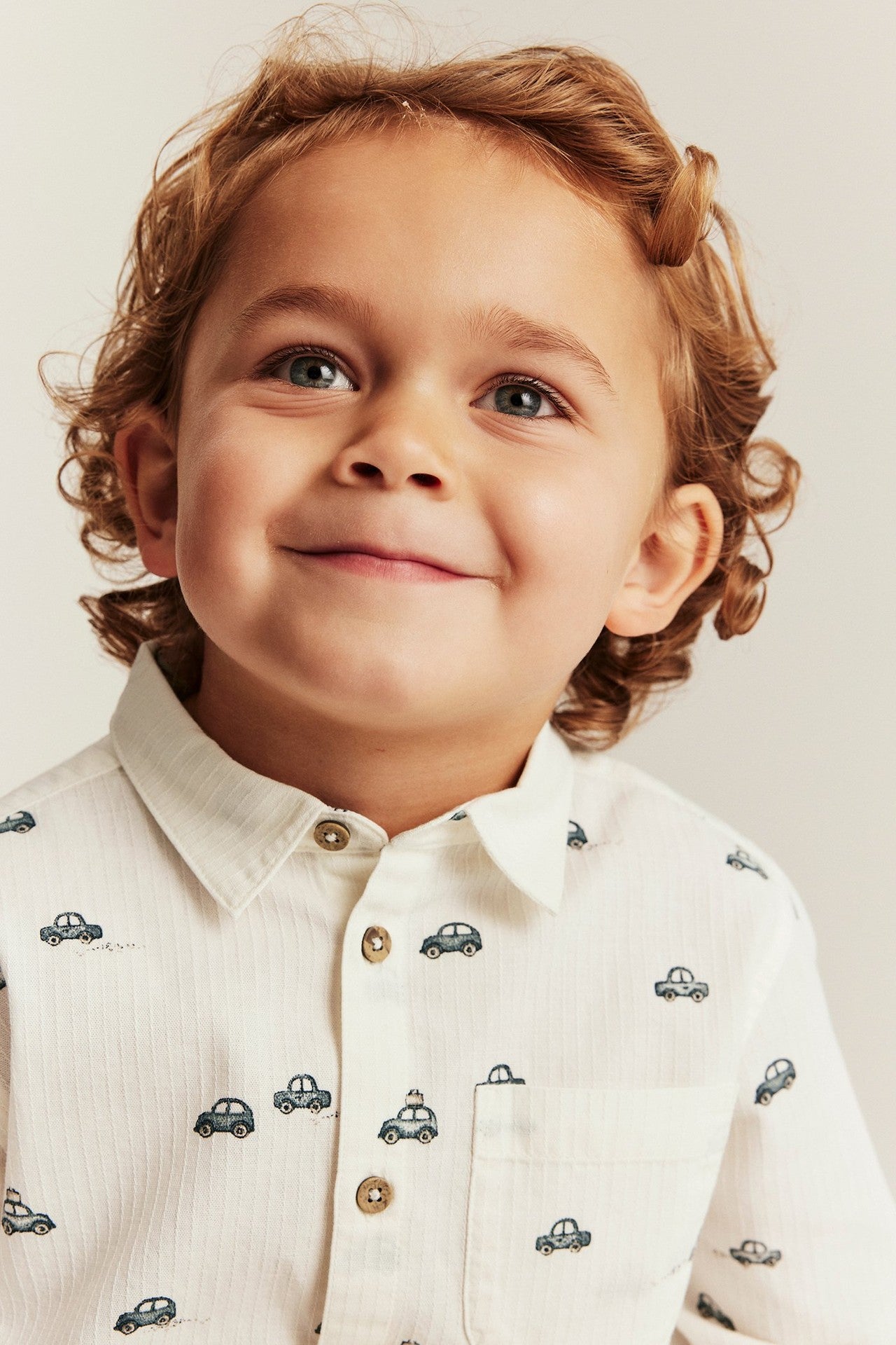 Kids' white shirt with car print