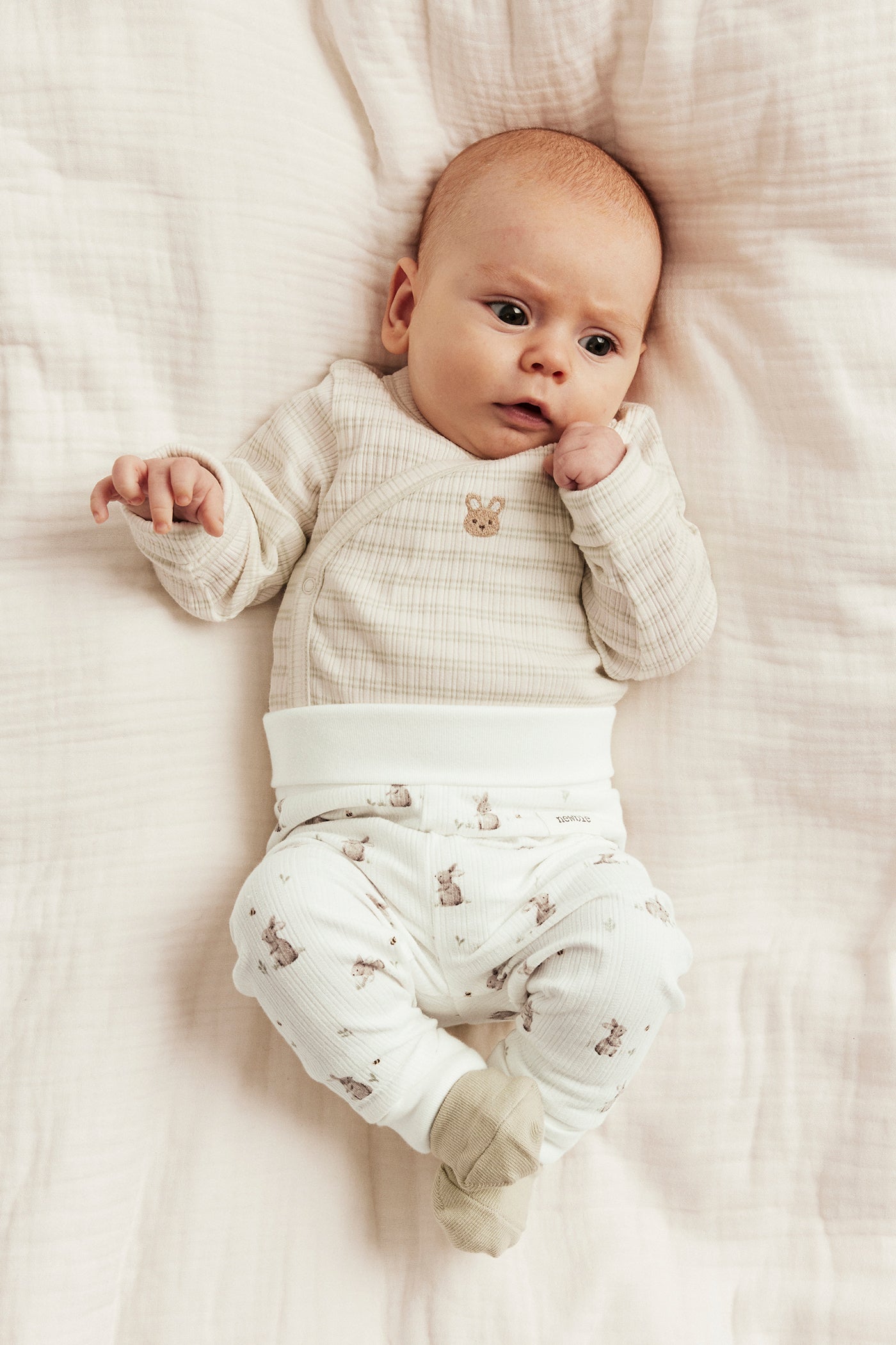 Baby white ribbed leggings with rabbits