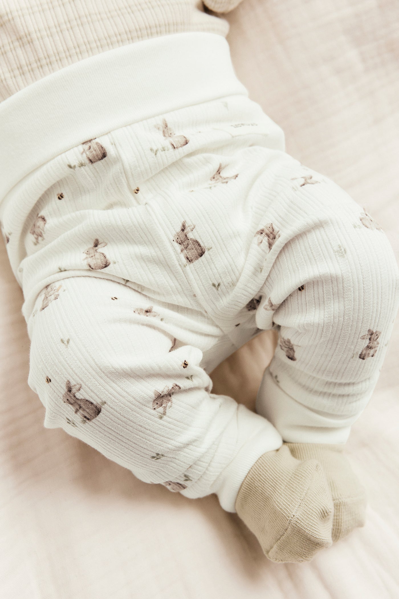 Baby white ribbed leggings with rabbits