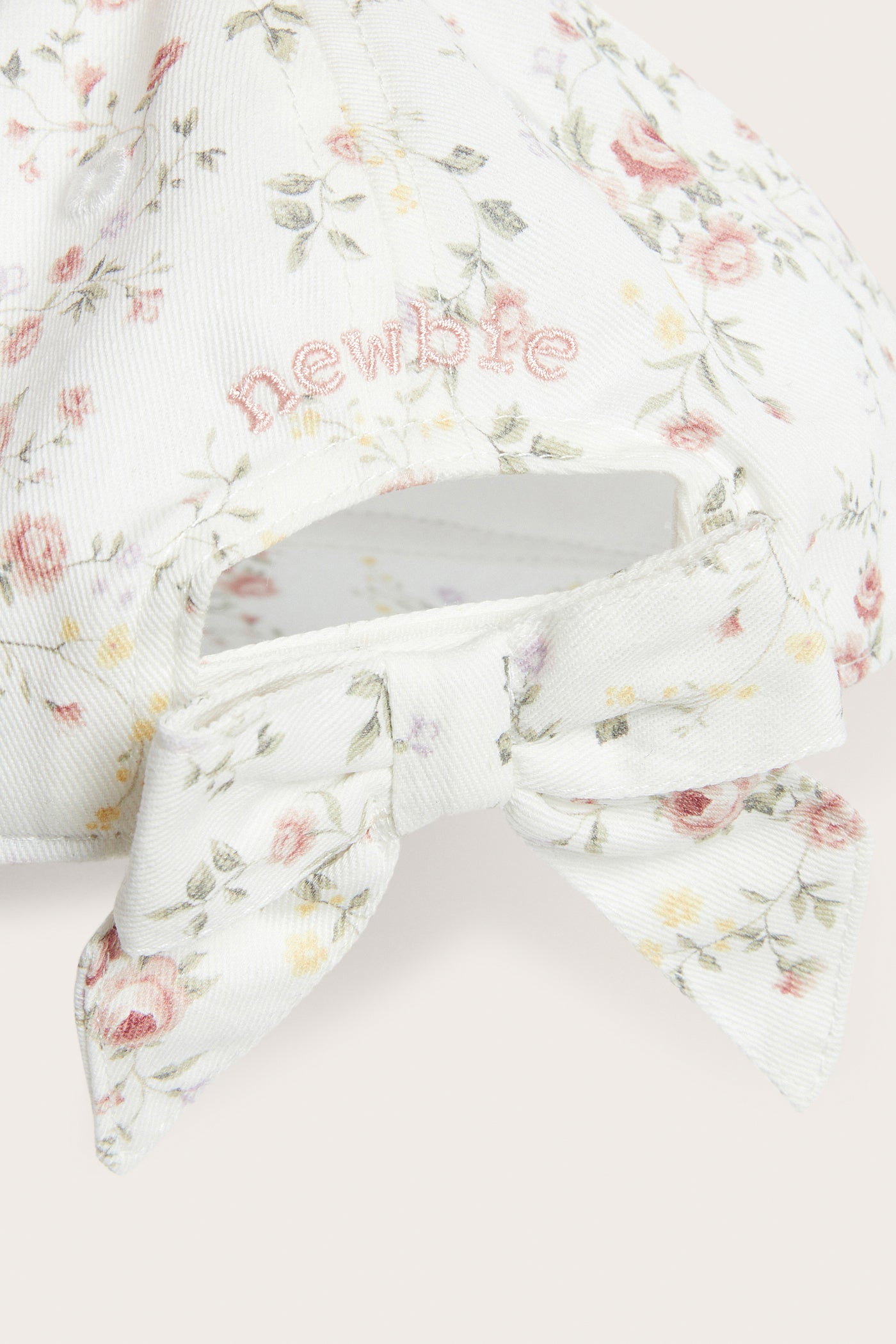 Baby & kids’ white floral cap with bow
