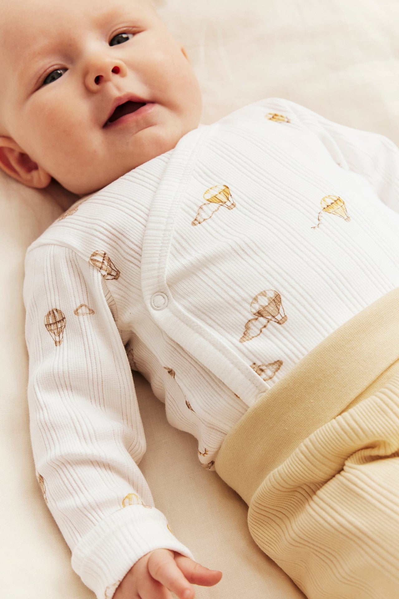 Baby bodysuit with hot air balloon motif
