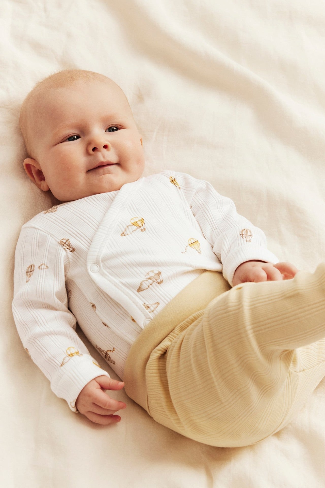 Baby bodysuit with hot air balloon motif
