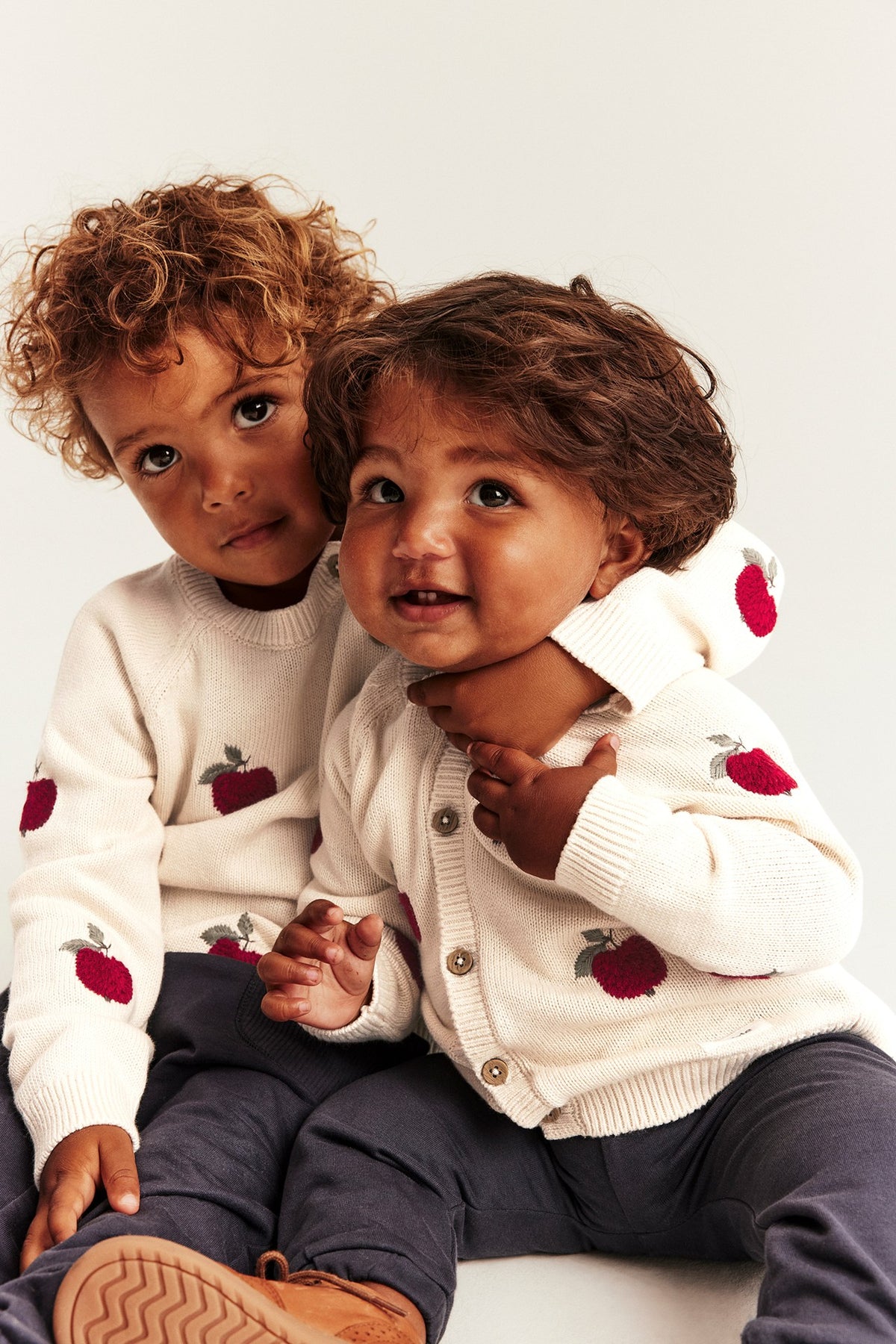 Baby beige knitted cardigan with apple