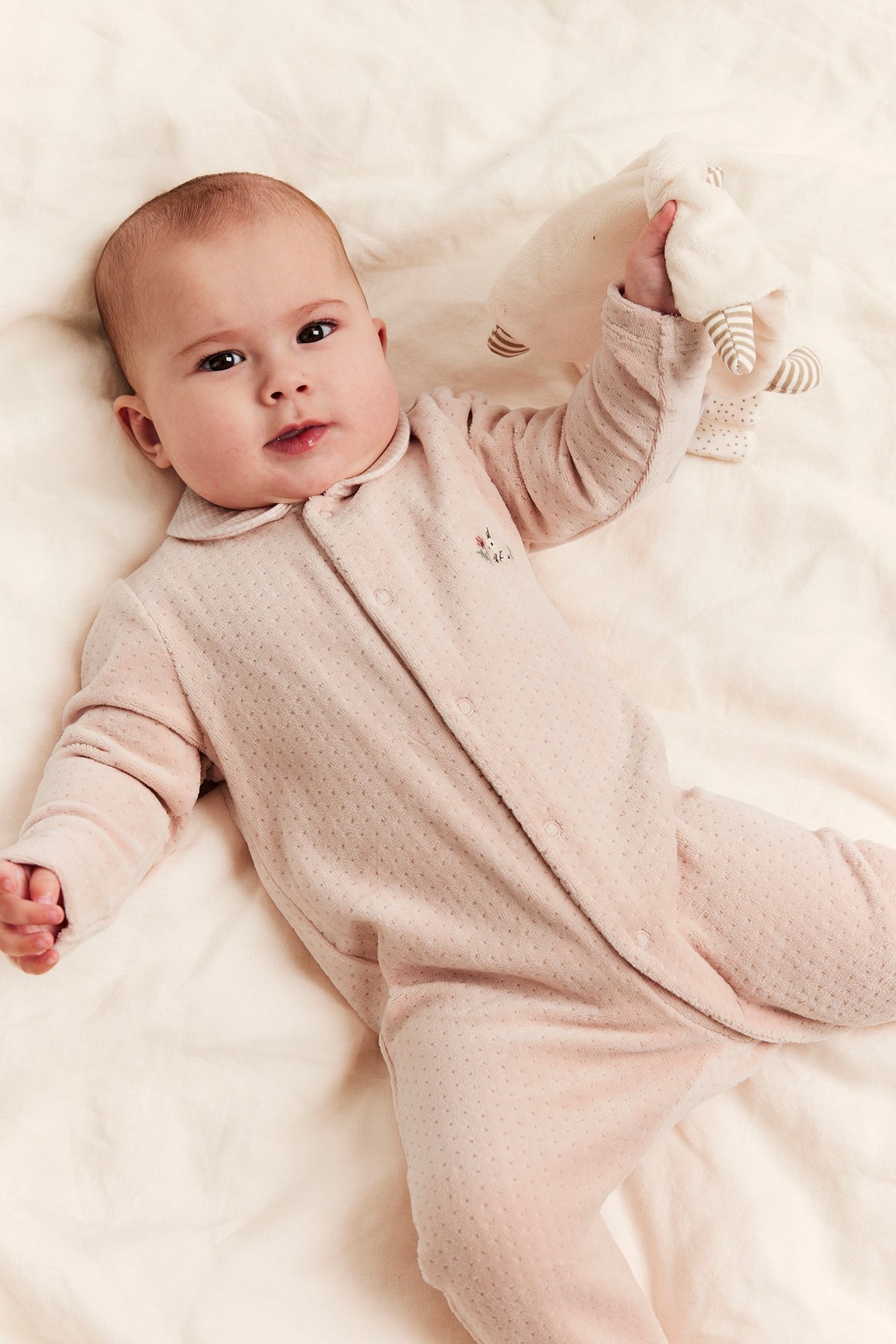 Baby pink pyjamas in velour with a collar